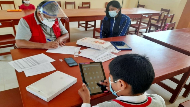 Imagen JPG de colaboradores de la Contraloría supervisando entrega de tablets a escolares y docentes en Arequipa.