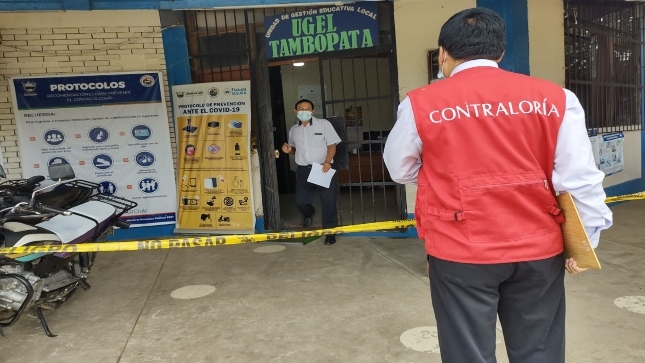Imagen JPG de colaboradores de la Contraloría supervisando entrega de tablets a escolares y docentes en Madre de Dios.