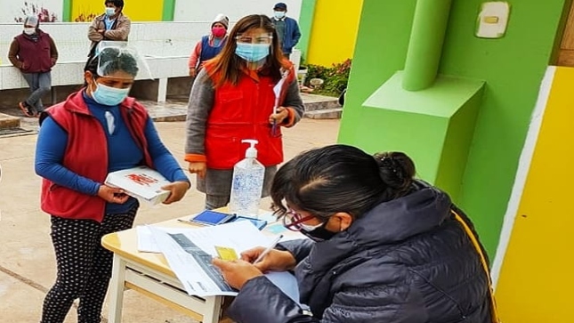 Imagen JPG de colaboradores de la Contraloría supervisando entrega de tablets a escolares y docentes en Cusco.