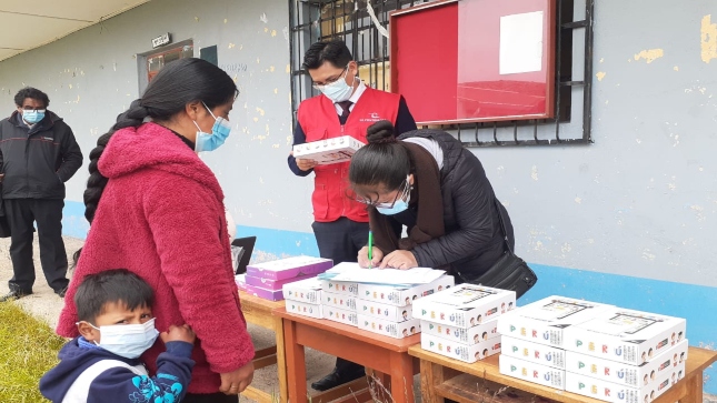 Imagen JPG de colaboradores de la Contraloría supervisando entrega de tablets a escolares y docentes Pasco.