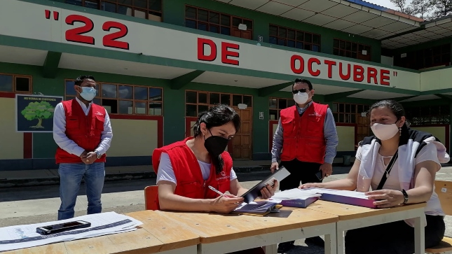 Imagen JPG de colaboradores de la Contraloría supervisan distribución de tablets a escolares y docentes de Cajamarca.