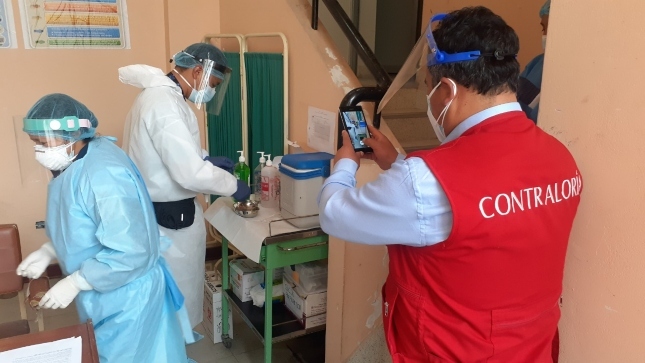 Imagen JPG de colaborador de la Contraloría supervisando proceso de vacunación contra la COVID-19.