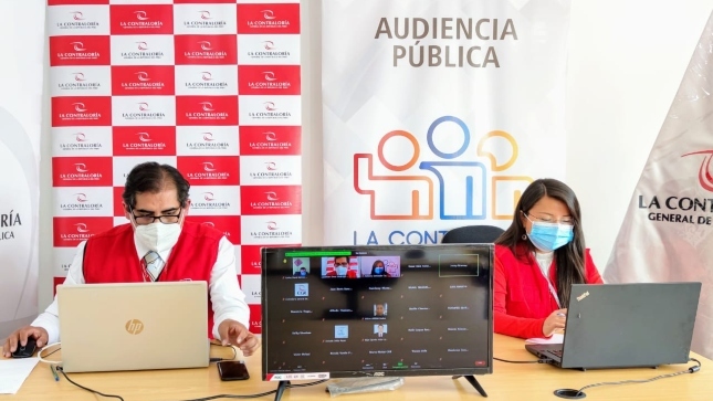 Imagen JPG de colaborador de la Contraloría en los interiores de una oficina, sentado y participando de la Audiencia Pública Virtual “La Contraloría te escucha” Cusco.