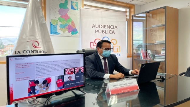 Imagen JPG de colaborador de la Contraloría en los interiores de una oficina, sentado y participando de la Audiencia Pública Virtual “La Contraloría te escucha” Santa Cruz, Cajamarca.