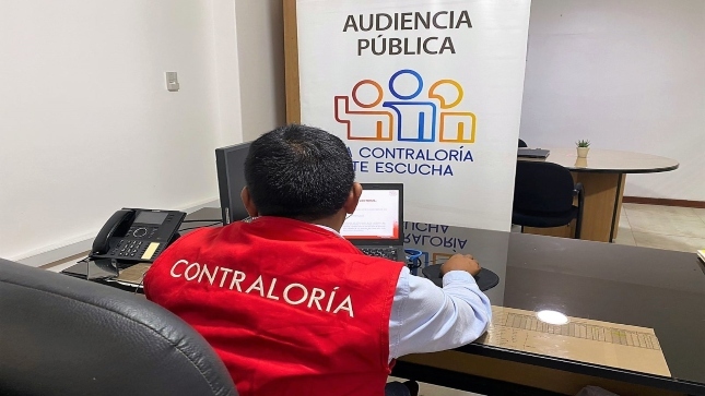 Imagen JPG de colaborador de la Contraloría en los interiores de una oficina, sentado y participando de la Audiencia Pública Virtual “La Contraloría te escucha” Zarumilla, Tumbes.