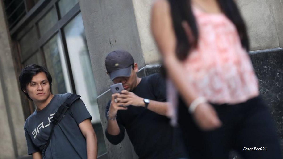 Foto de mujer acosada en una calle