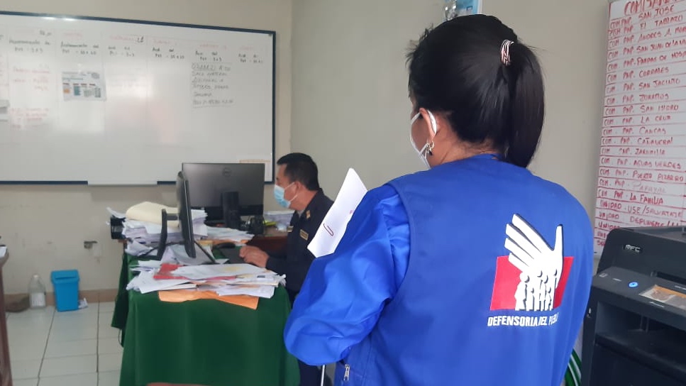Comisionada de la Defensoría del Pueblo en oficina de la comisaría