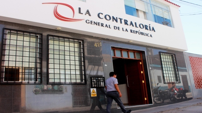 Imagen JPG de la puerta principal y fachada de la sede de la Contraloría en Moquegua.