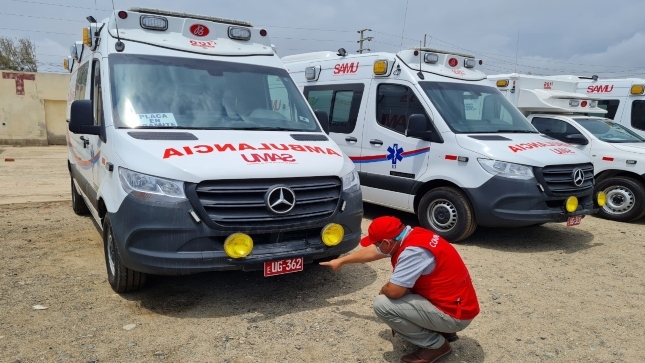 Imagen JPG de colaborador de la Contraloría supervisando ambulancias adquiridas por Gobierno Regional La Libertad.