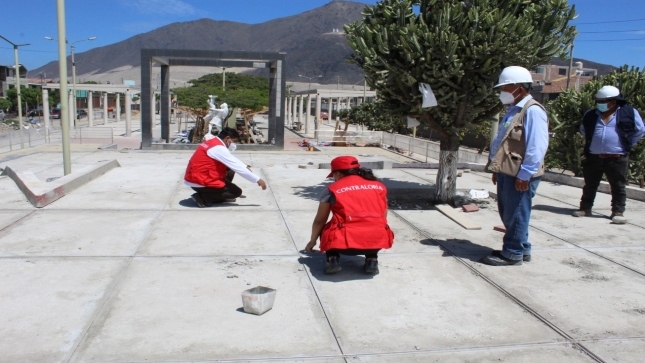 Imagen JPG de colaboradores de la Contraloría supervisando obras en bulevar de Chimbote.