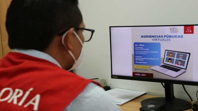 Imagen JPG de colaborador de la Contraloría en los interiores de una oficina, sentado y participando de la Audiencia Pública Virtual “La Contraloría te escucha” Ica.
