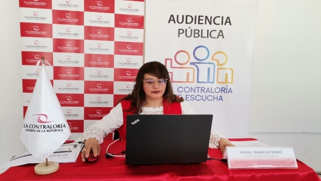 Imagen JPG de colaboradora de la Contraloría en los interiores de una oficina, sentado y participando de la Audiencia Pública Virtual “La Contraloría te escucha” Apurímac.