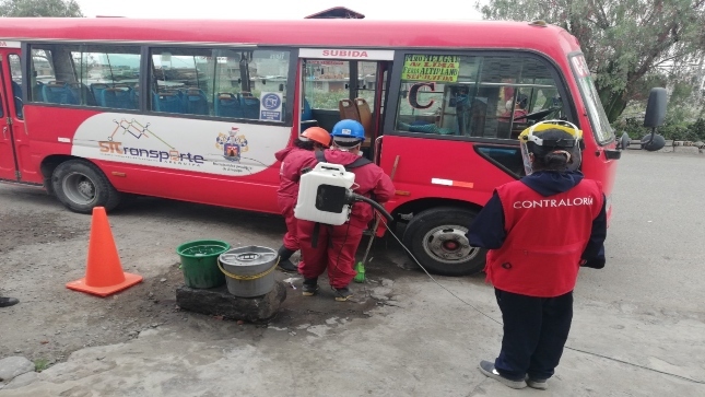 Imagen JPG de colaborador de la Contraloría supervisando desinfección de buses del SIT de Arequipa.