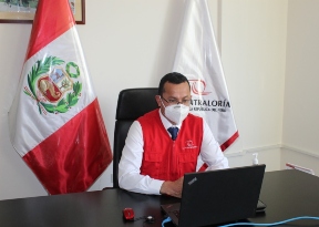 Imagen JPG de colaborador de la Contraloría en los interiores de una oficina, sentado y participando de la Audiencia Pública Virtual “La Contraloría te escucha” Áncash.