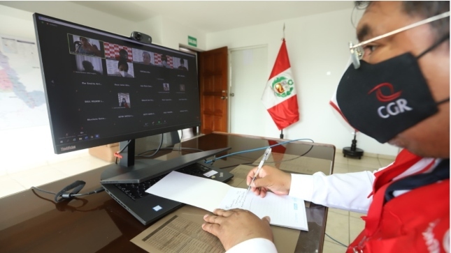 Imagen JPG de colaborador de la Contraloría en los interiores de una oficina, sentado y participando de la Audiencia Pública Virtual “La Contraloría te escucha” Pacasmayo, La Libertad.