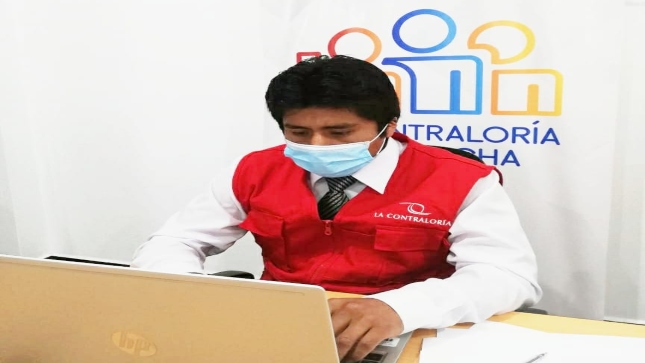 Imagen JPG de colaborador de la Contraloría en los interiores de una oficina, sentado y participando de la Audiencia Pública Virtual “La Contraloría te escucha” Cusco.