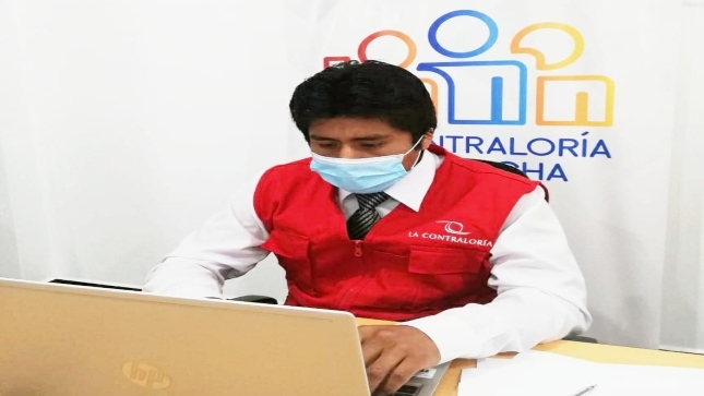 Imagen JPG de colaborador de la Contraloría en los interiores de una oficina, sentado y participando de la Audiencia Pública Virtual “La Contraloría te escucha” Cusco.