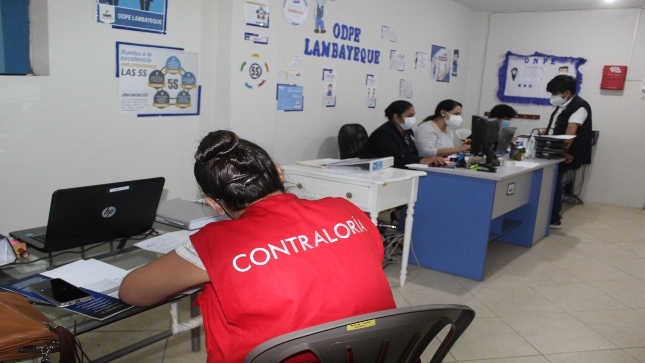 Imagen JPG de colaborador de la Contraloría supervisando proceso electoral 2021.