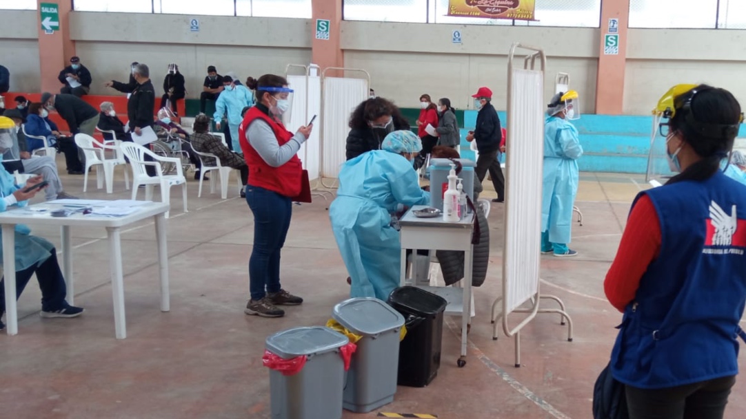 Foto de personas adultas mayores recibiendo la vacuna contra la covid-19