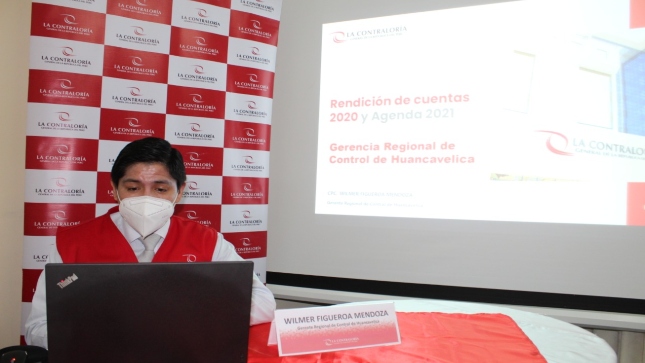 Imagen JPG de colaborador de la Contraloría en los interiores de una oficina, sentado y participando de la Audiencia Pública Virtual “La Contraloría te escucha” Huancavelica.