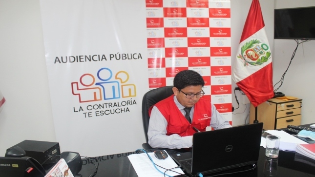 Imagen JPG de colaborador de la Contraloría en los interiores de una oficina, sentado y participando de la Audiencia Pública Virtual “La Contraloría te escucha” Ucayali.