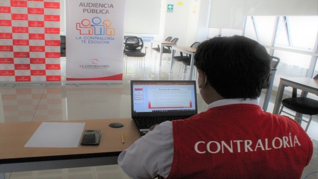 Imagen JPG de colaborador de la Contraloría en los interiores de una oficina, sentado y participando de la Audiencia Pública Virtual “La Contraloría te escucha” Tacna.