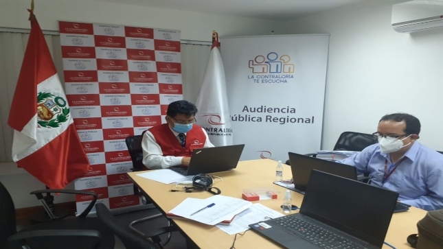 Imagen JPG de colaboradores de la Contraloría en los interiores de una oficina, sentados y participando de la Audiencia Pública Virtual “La Contraloría te escucha” Morropón, Piura.