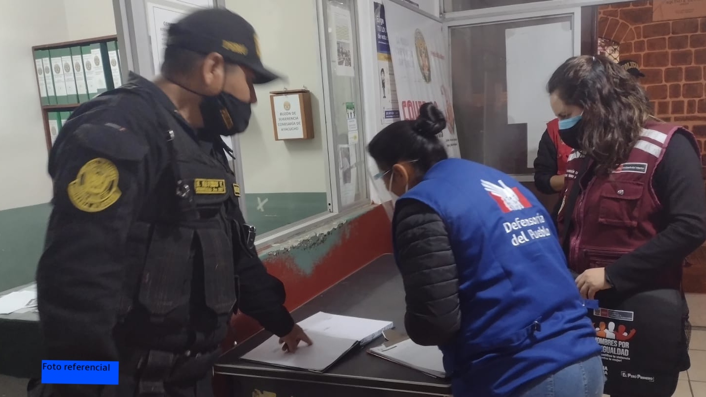 Foto de comisionada de la Defensoría del Pueblo en oficina de serenando