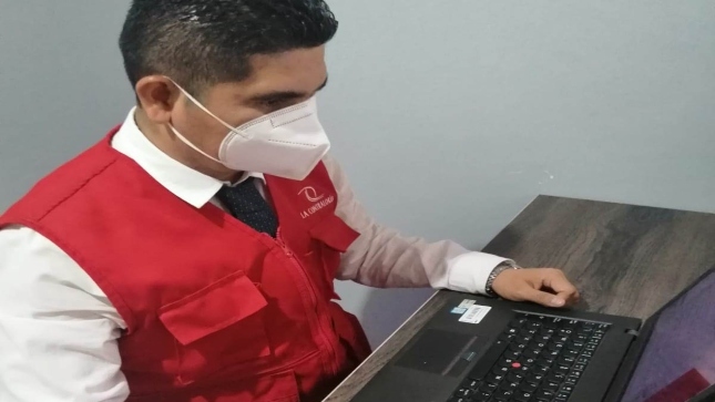 Imagen JPG de colaborador de la Contraloría en los interiores de una oficina, sentado y participando de la Audiencia Pública Virtual “La Contraloría te escucha” La Libertad.