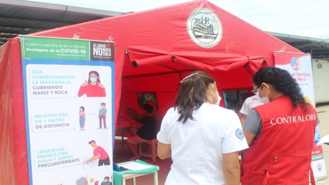 Imagen JPG de colaboradora de la Contraloría supervisando cronograma y padrones en vacunación en Tumbes.