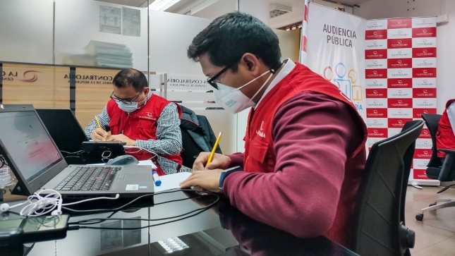 Imagen JPG de colaboradores de la Contraloría en los interiores de una oficina, sentado y participando de la Audiencia Pública Virtual “La Contraloría te escucha” en Amazonas.