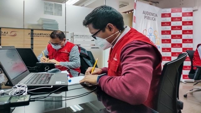 Imagen JPG de colaboradores de la Contraloría en los interiores de una oficina, sentado y participando de la Audiencia Pública Virtual “La Contraloría te escucha” en Amazonas.