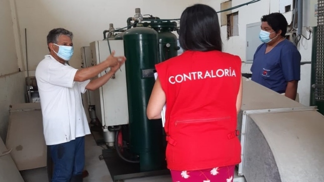 Imagen JPG de colaborador de la Contraloría supervisando Planta de oxígeno del Hospital “Las Mercedes”, Lambayeque.