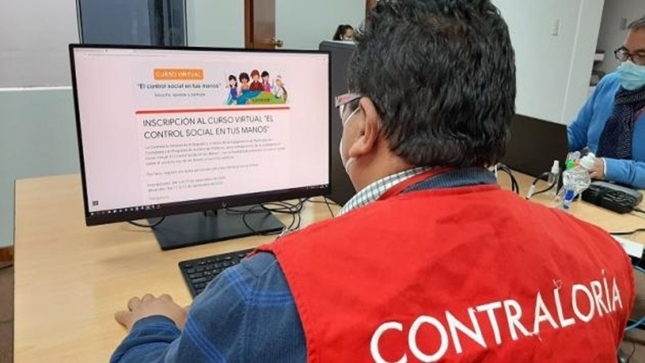 Imagen JPG de colaborador de la Contraloría en los interiores de una oficina, sentado y participando del curso virtual “El control social en tus manos” Pasco.