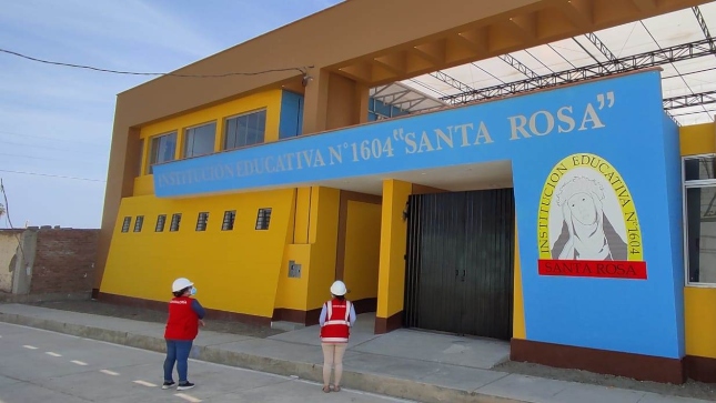 Imagen JPG de la puerta principal y parte de la fachada del colegio del nivel inicial N°1604 Santa Rosa en la provincia de Chepén, La Libertad.