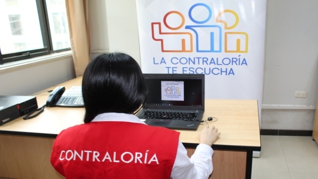 Imagen JPG de colaborador de la Contraloría en los interiores de una oficina, sentado y participando de la Audiencia Pública Virtual “La Contraloría te escucha” Lambayeque.
