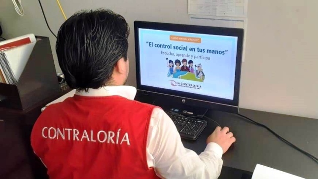 Imagen JPG de colaborador de la Contraloría en los interiores de una oficina, sentado y participando del curso virtual “El control social en tus manos” Áncash.