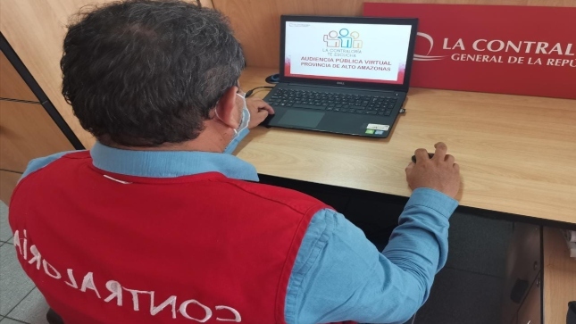 Imagen JPG de colaborador de la Contraloría en los interiores de una oficina, sentado y participando de la Audiencia Pública Virtual “La Contraloría te escucha” Alto Amazonas, Loreto.