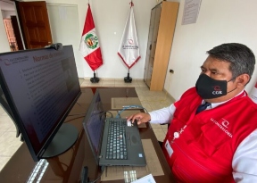 Imagen JPG de colaborador de la Contraloría en los interiores de una oficina, sentado y participando de la Audiencia Pública Virtual “La Contraloría te escucha” La Libertad.