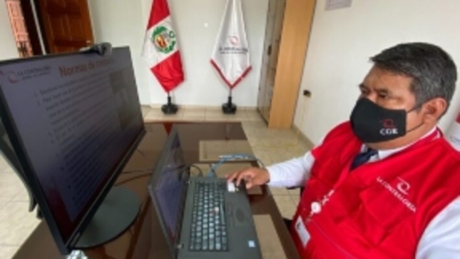 Imagen JPG de colaborador de la Contraloría en los interiores de una oficina, sentado y participando de la Audiencia Pública Virtual “La Contraloría te escucha” La Libertad.