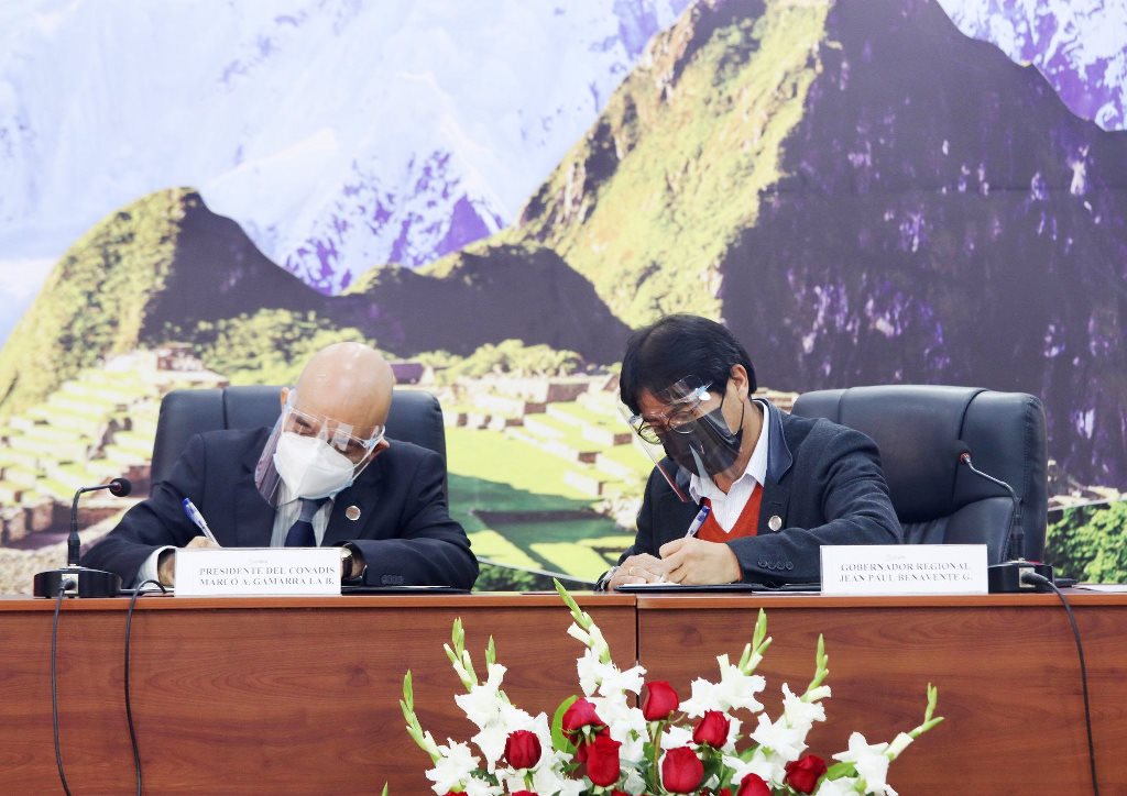 Funcionarios que han firmado el convenio entre Conadis y el Gobierno Regional