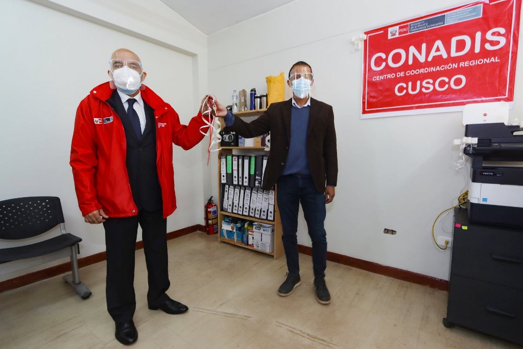 Funcionarios que han firmado el convenio entre Conadis y el Gobierno Regional
