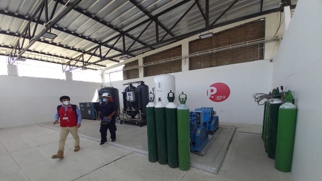 Imagen JPG de colaborador de la Contraloría supervisando planta de oxígeno para hospital de Sullana.