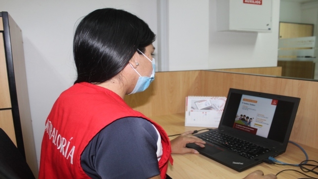 Imagen JPG de colaborador de la Contraloría en los interiores de una oficina, sentado y participando del curso virtual “El control social en tus manos” Tumbes.