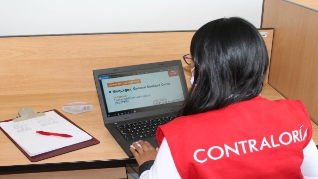 Imagen JPG de colaborador de la Contraloría en los interiores de una oficina, sentado y participando del curso virtual “El control social en tus manos” Moquegua.