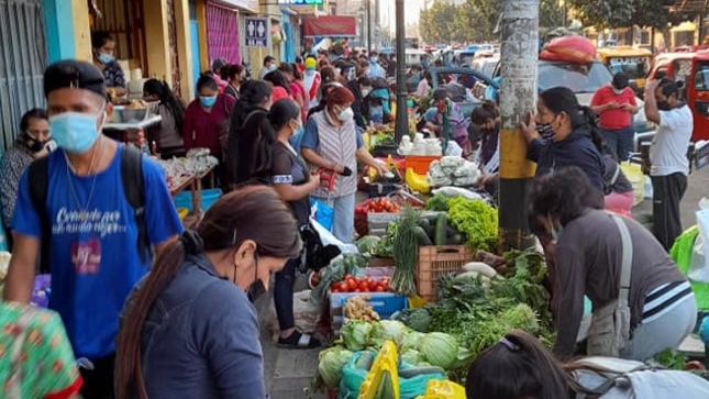 Foto de vendedora ambulantes en la calle