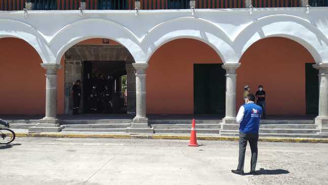 Foto de jefe de la oficina defensorial en Huamanga frente al municipio