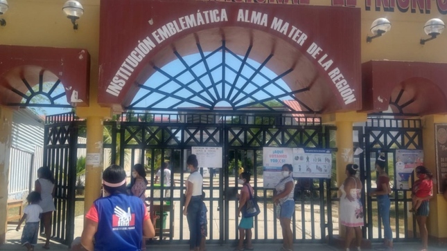 Foto de comisionada frente a un centro educativo 
