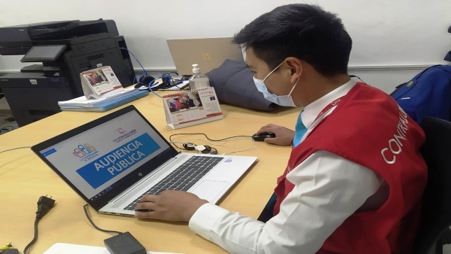 Imagen JPG de colaborador de la Contraloría en los interiores de su oficina participando de la Audiencia Pública Virtual “La Contraloría te escucha” Huaylas, Áncash.