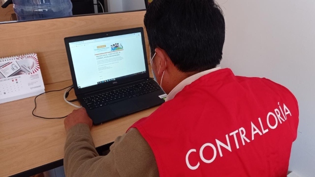 Imagen JPG de colaborador de la Contraloría en las instalaciones de su oficina y participando del curso virtual “El control social en tus manos” Puno.